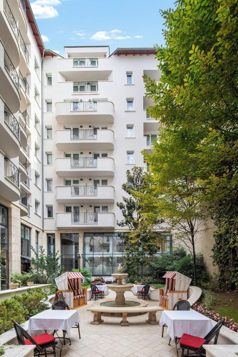 Queen's Court Hotel and Residence - Teras