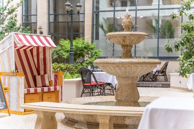 Queen's Court Hotel and Residence - Teras