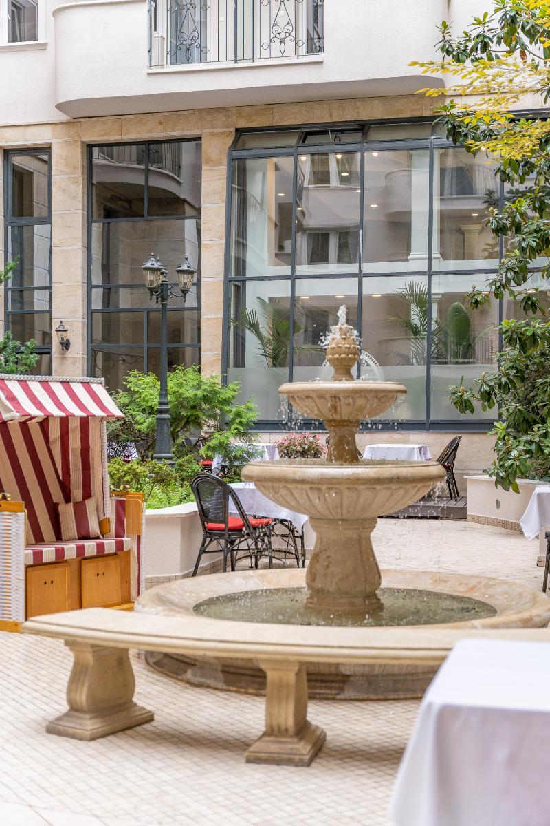 Queen's Court Hotel and Residence - Teras