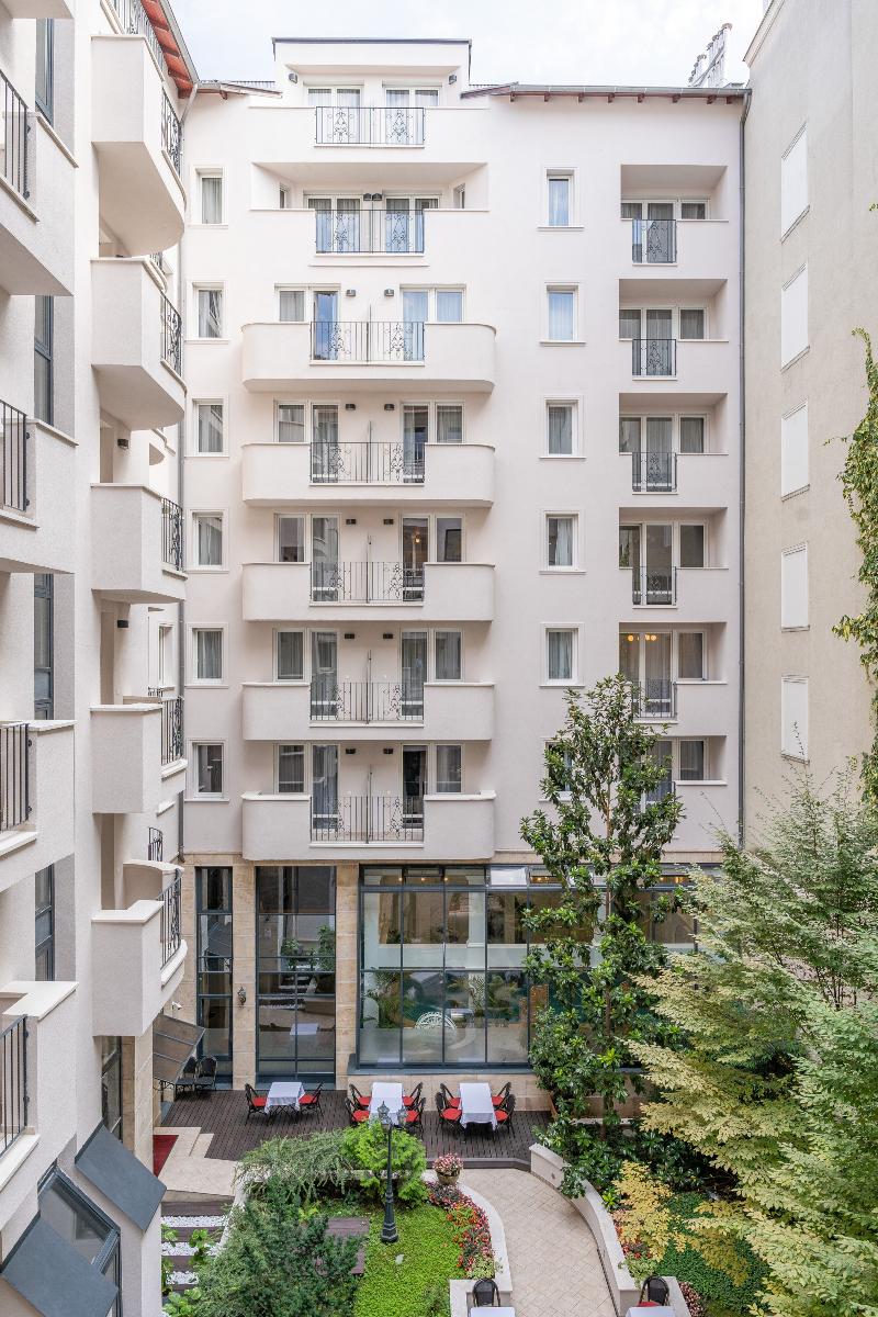 Queen's Court Hotel and Residence - Teras
