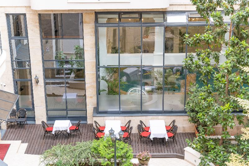 Queen's Court Hotel and Residence - Teras