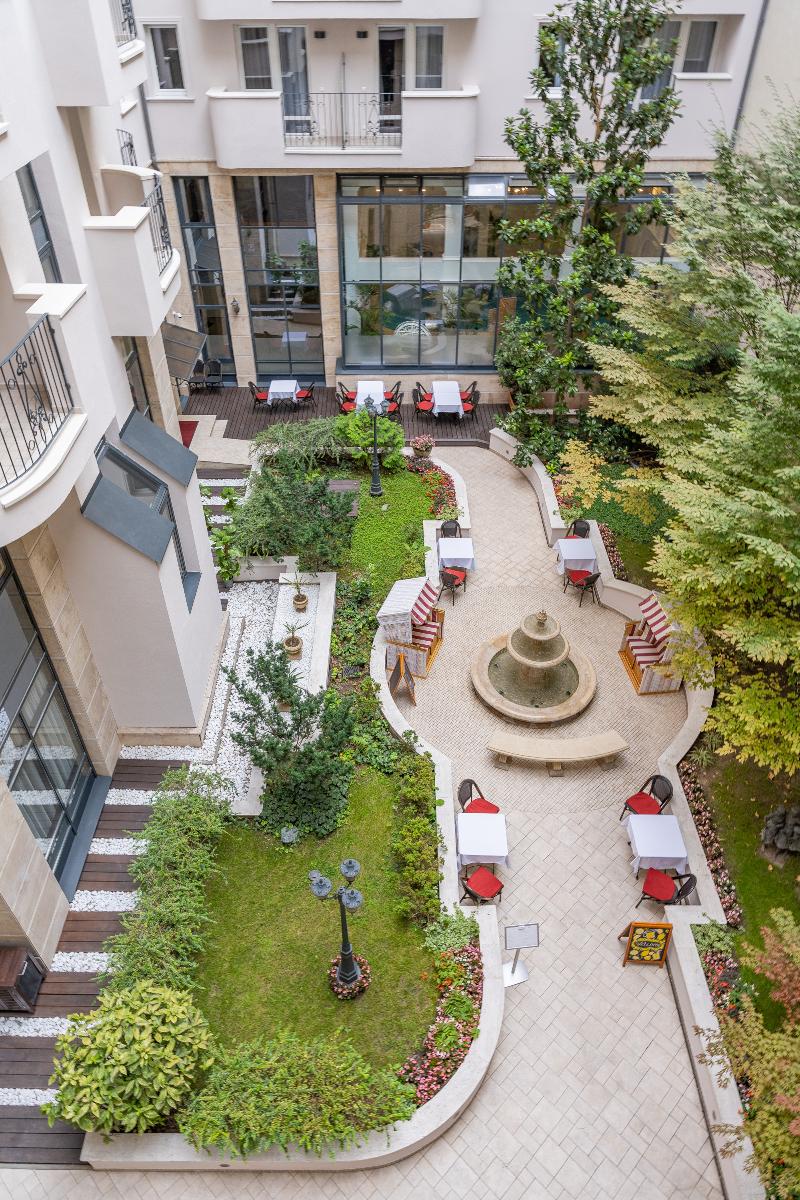 Queen's Court Hotel and Residence - Teras