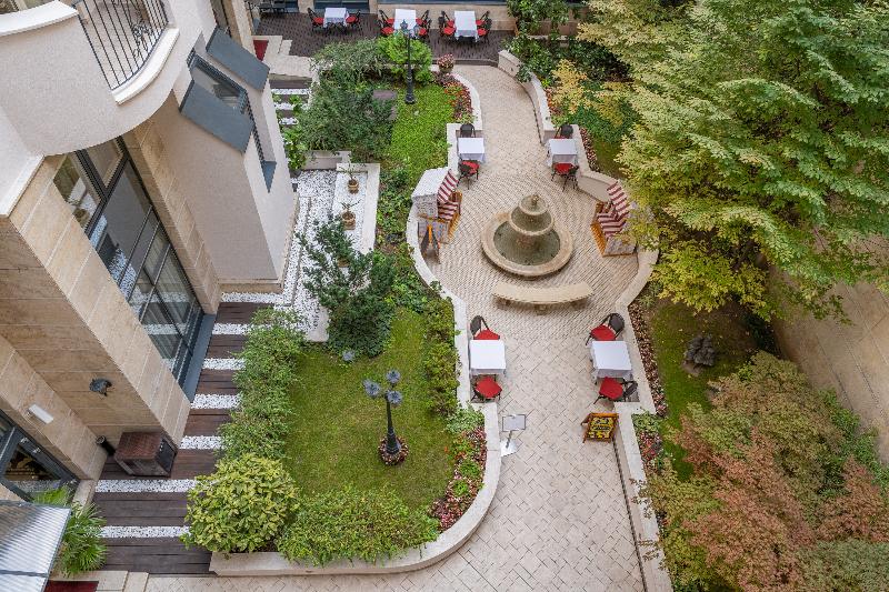 Queen's Court Hotel and Residence - Teras