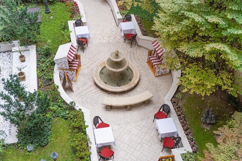 Queen's Court Hotel and Residence - Teras