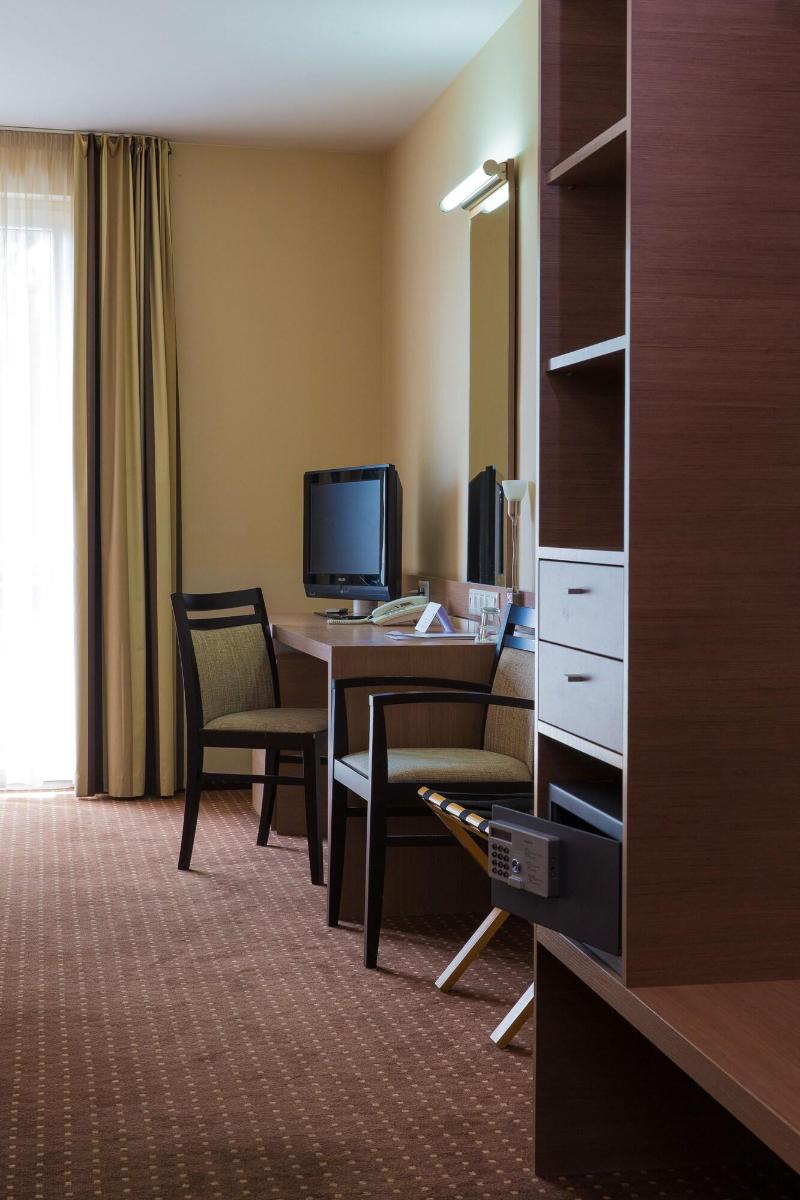 CE Plaza Hotel - Oda