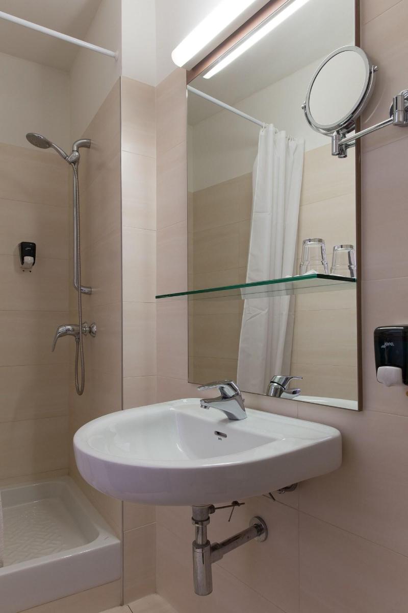 CE Plaza Hotel - Oda