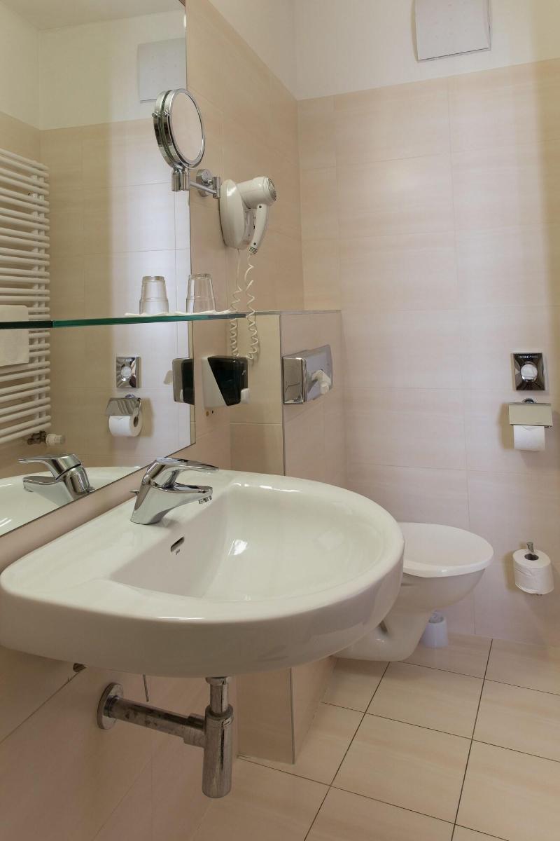 CE Plaza Hotel - Oda