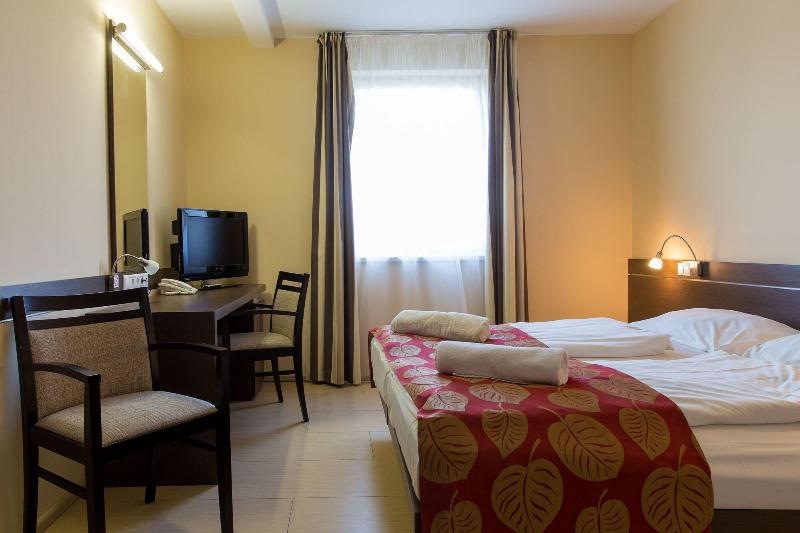 CE Plaza Hotel - Oda