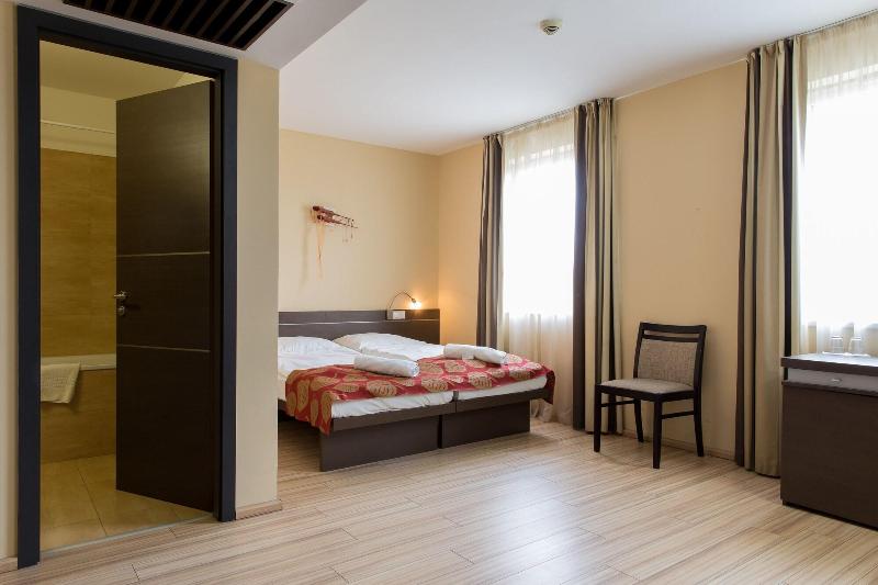 CE Plaza Hotel - Oda