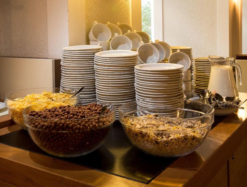 CE Plaza Hotel - Restoran