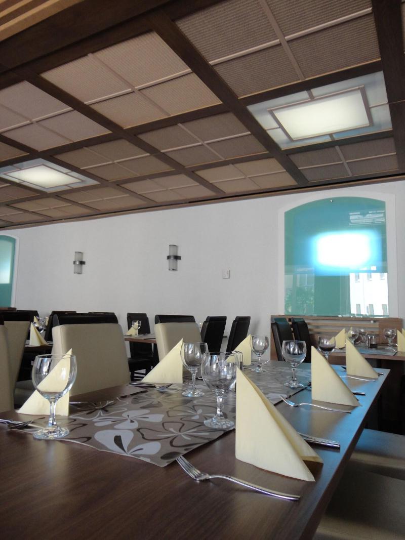 CE Plaza Hotel - Restoran
