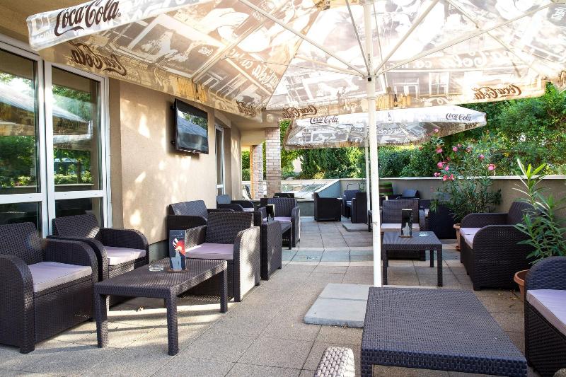 CE Plaza Hotel - Teras