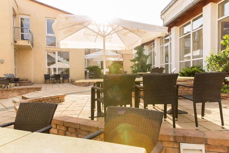 CE Plaza Hotel - Teras