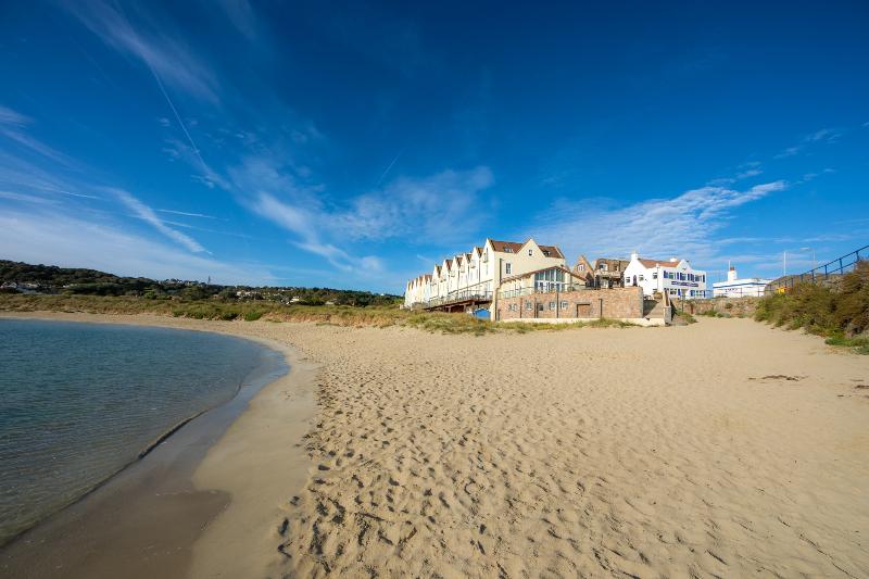 Braye Beach - Genel
