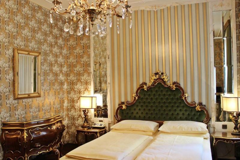 Palais Porcia - Genel