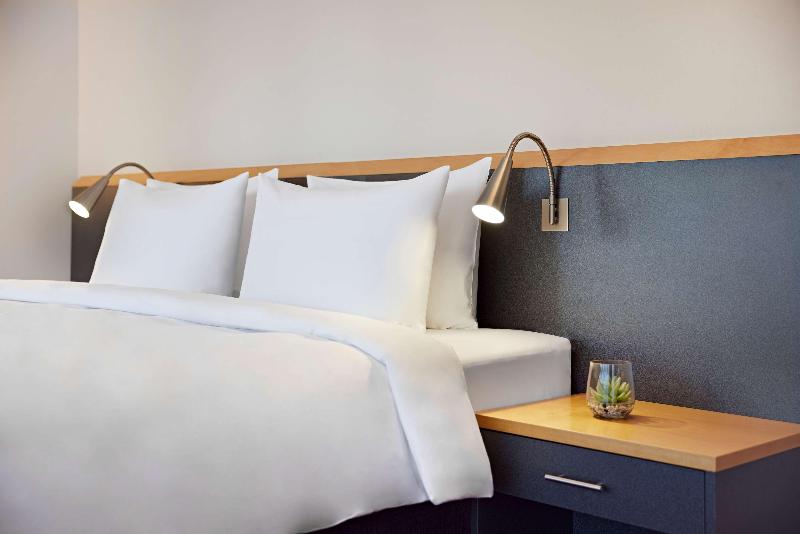 Curve Hotel BayArena - Oda