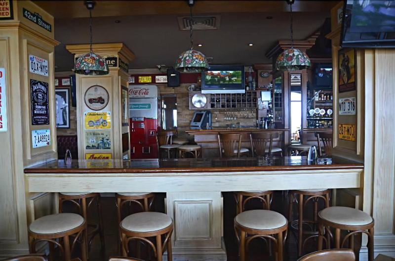 Pigeon Beach Hotel Apartments - Bar