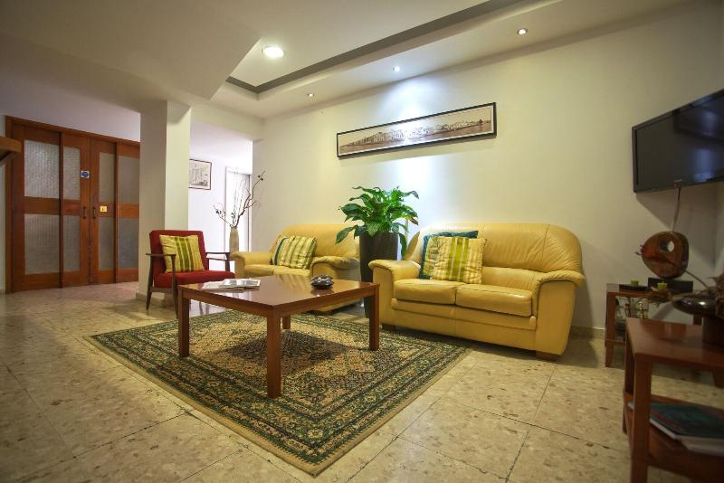 Pigeon Beach Hotel Apartments - Lobi