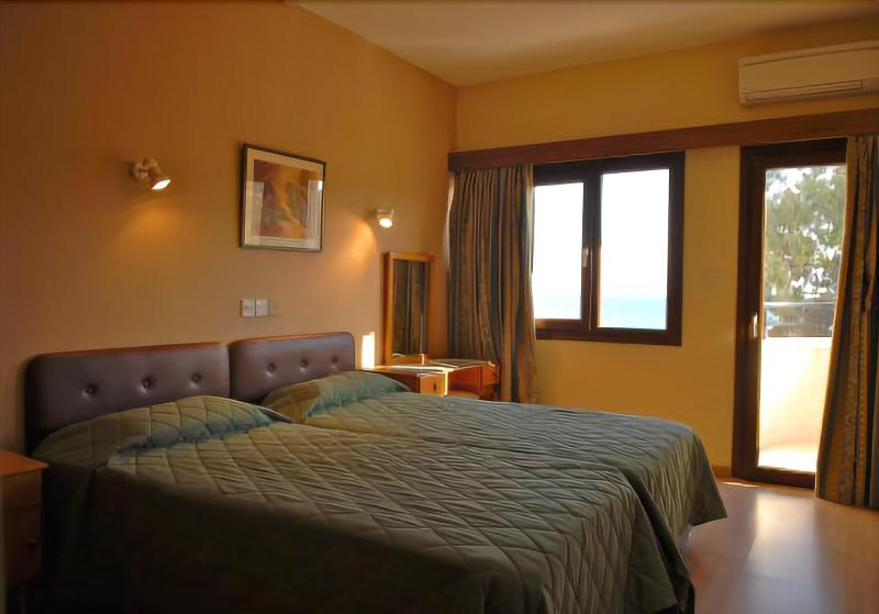 Pigeon Beach Hotel Apartments - Oda