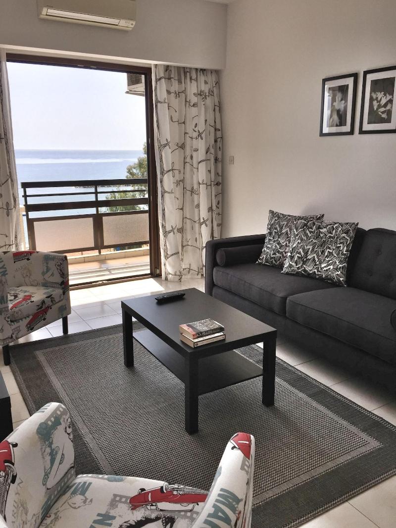 Pigeon Beach Hotel Apartments - Oda