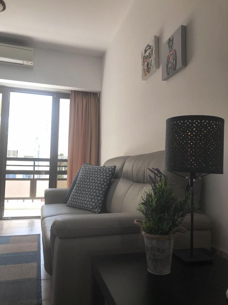 Pigeon Beach Hotel Apartments - Oda