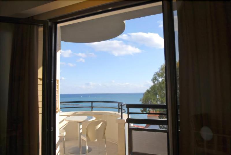 Pigeon Beach Hotel Apartments - Oda