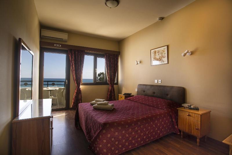 Pigeon Beach Hotel Apartments - Oda