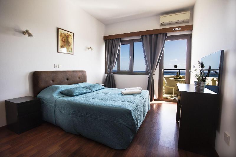 Pigeon Beach Hotel Apartments - Oda