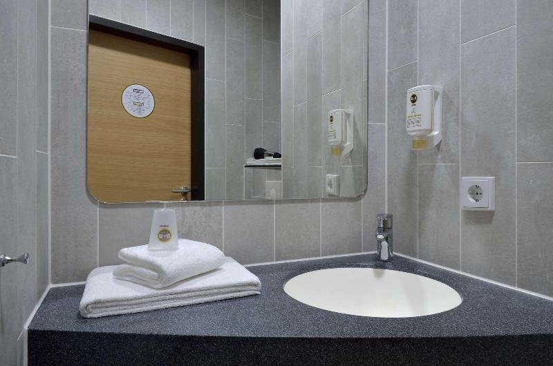 B&B Hotel Düsseldorf-Airport - Oda