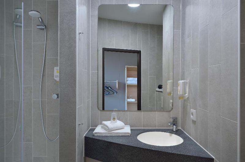 B&B Hotel Düsseldorf-Airport - Oda