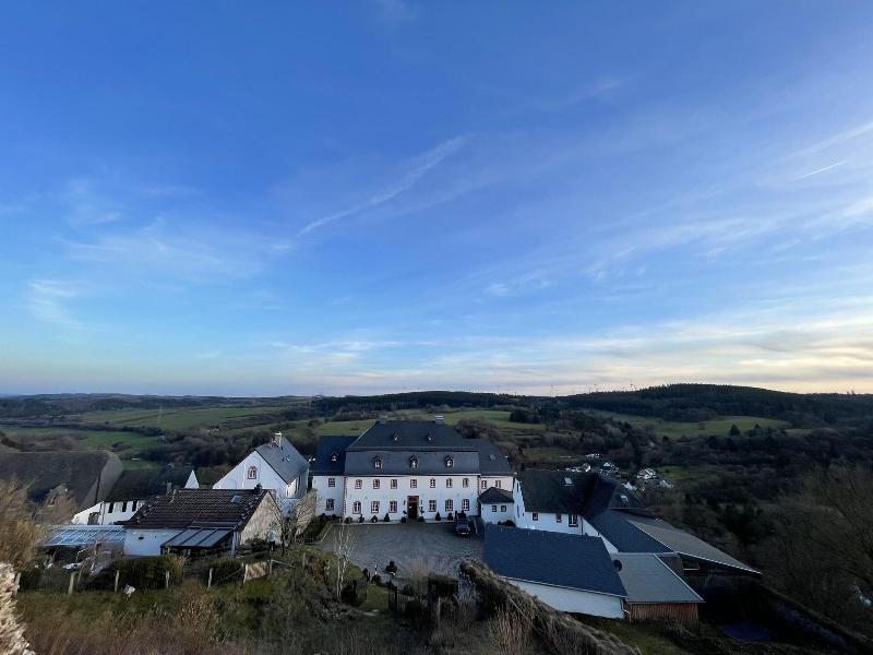 Burghaus & Villa Kronenburg - Genel