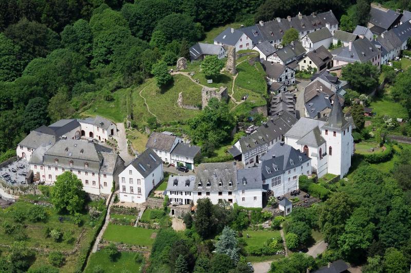 Burghaus & Villa Kronenburg - Genel