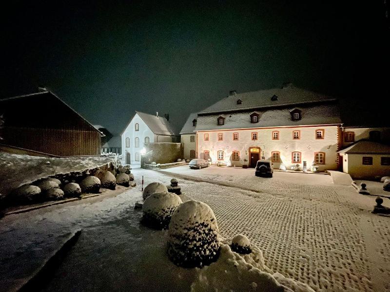 Burghaus & Villa Kronenburg - Genel