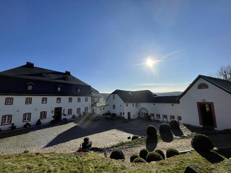 Burghaus & Villa Kronenburg - Genel