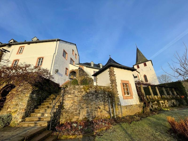 Burghaus & Villa Kronenburg - Genel