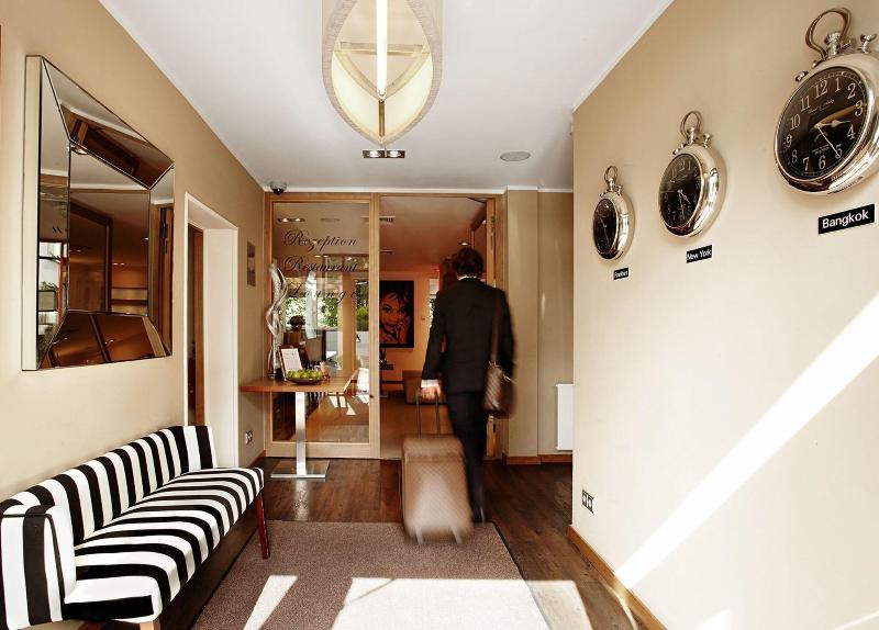 Hotel Bonjour - Lobi