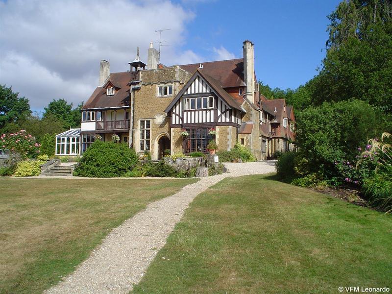 Farnham House - Genel