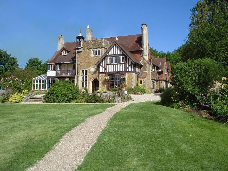 Farnham House - Genel