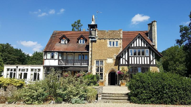 Farnham House - Genel