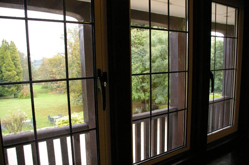 Farnham House - Genel
