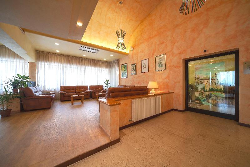 Hotel Pennile - Lobi