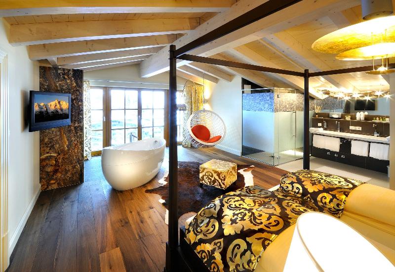 The Alpine Palace - Genel