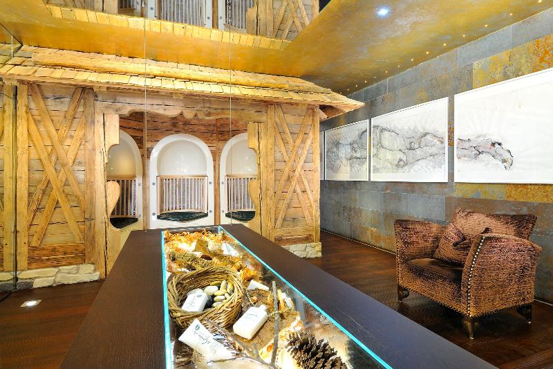The Alpine Palace - Genel