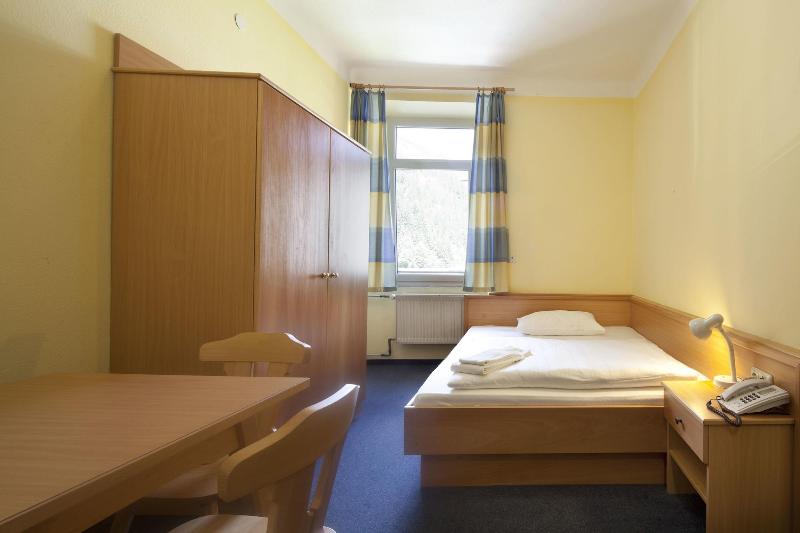 Euro Youth Hotel & Krone - Oda