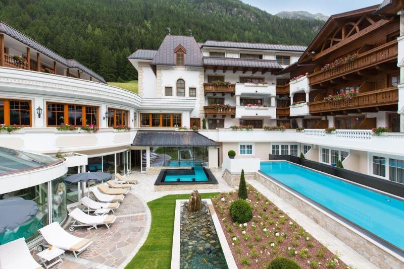 Trofana Royal - Genel