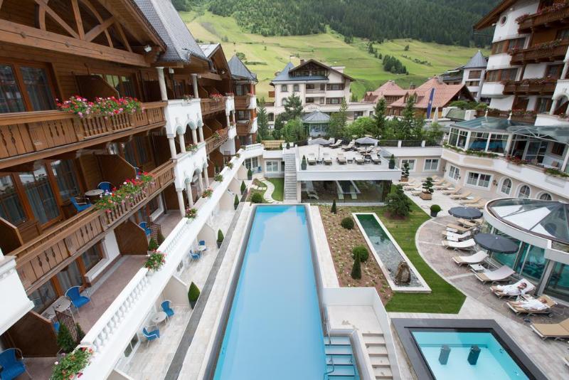Trofana Royal - Genel