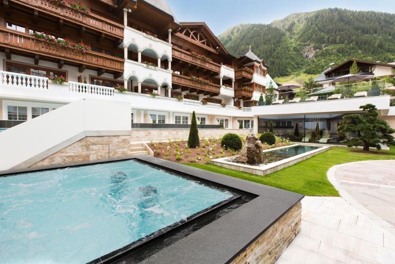 Trofana Royal - Genel