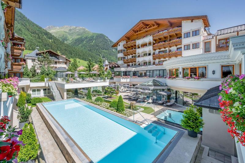 Trofana Royal - Genel