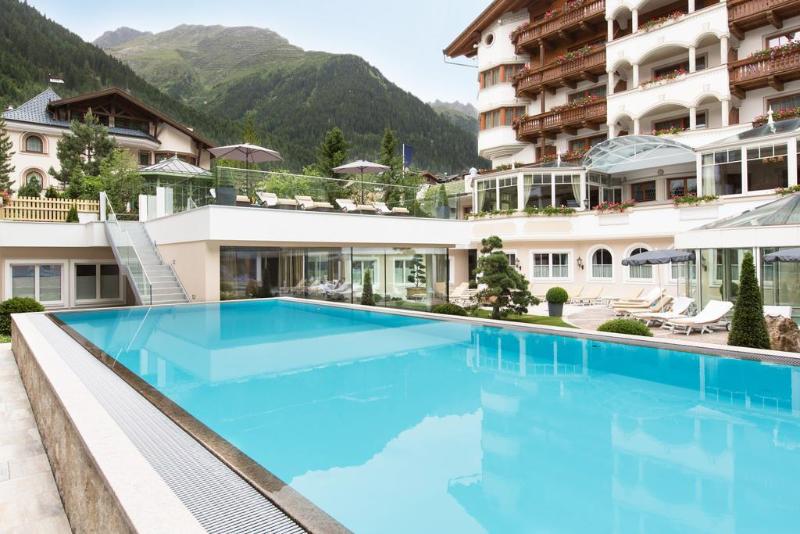 Trofana Royal - Genel