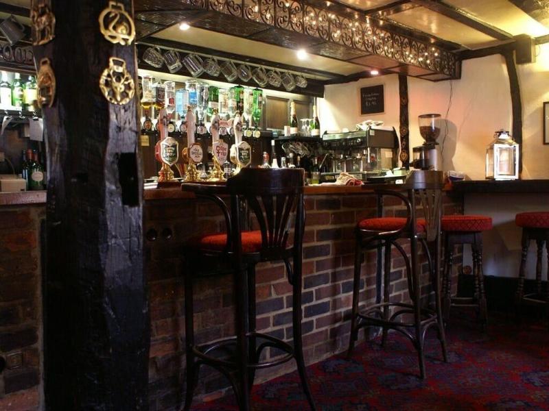The Saracens Head - Inn - Bar